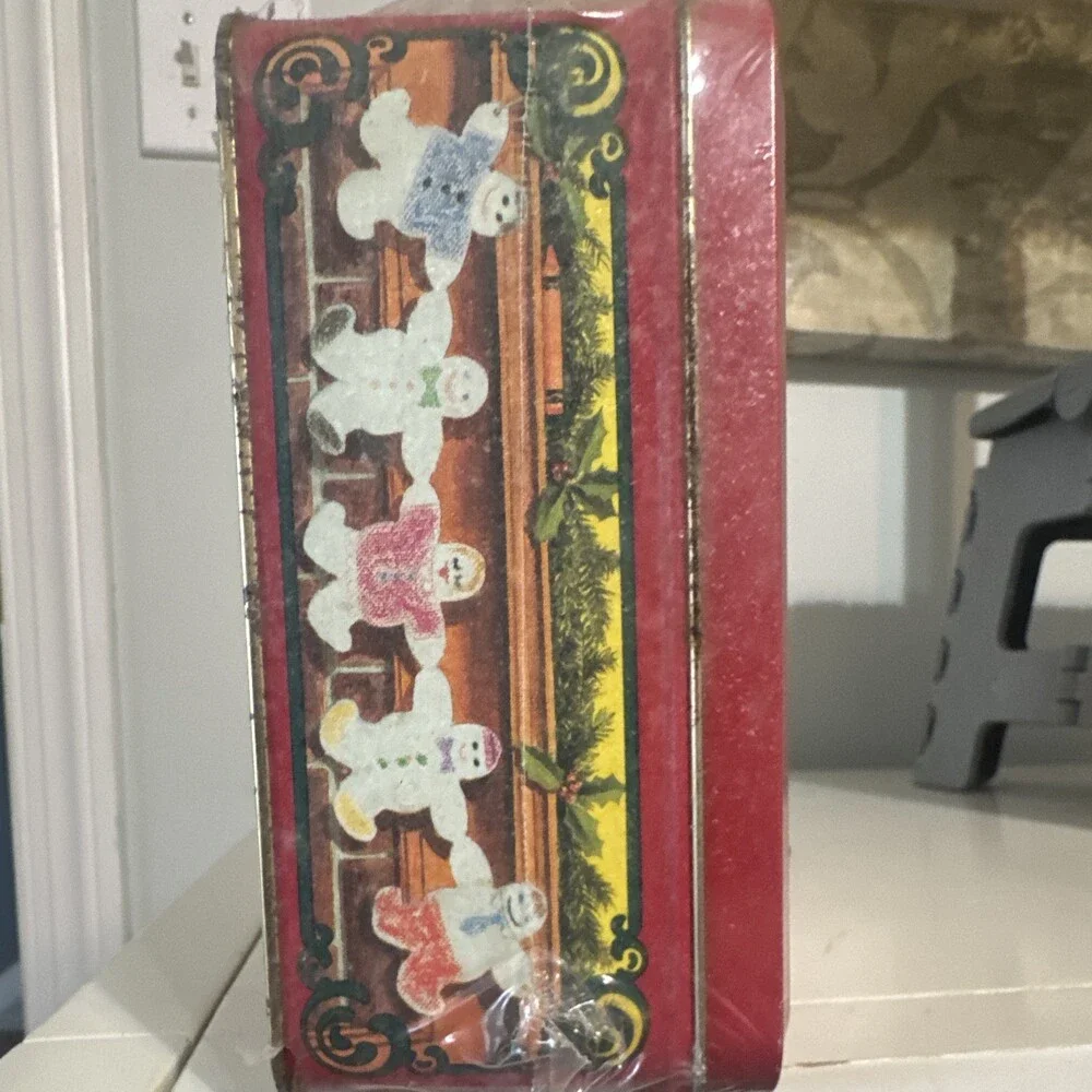 NEW SEALED Vintage 1992 Crayola Holiday Tin 64 Crayons Bear Ornament NOS